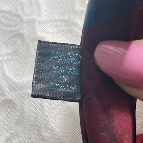 💠rare find- Vintage Fendi Tie (shadow print of woman looking over her shoulder) - Picture 7 of 9